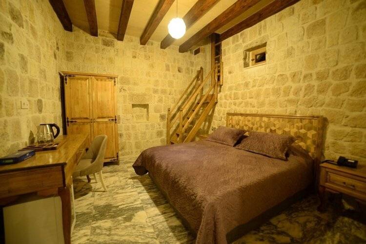 Crassus Cave Hotel