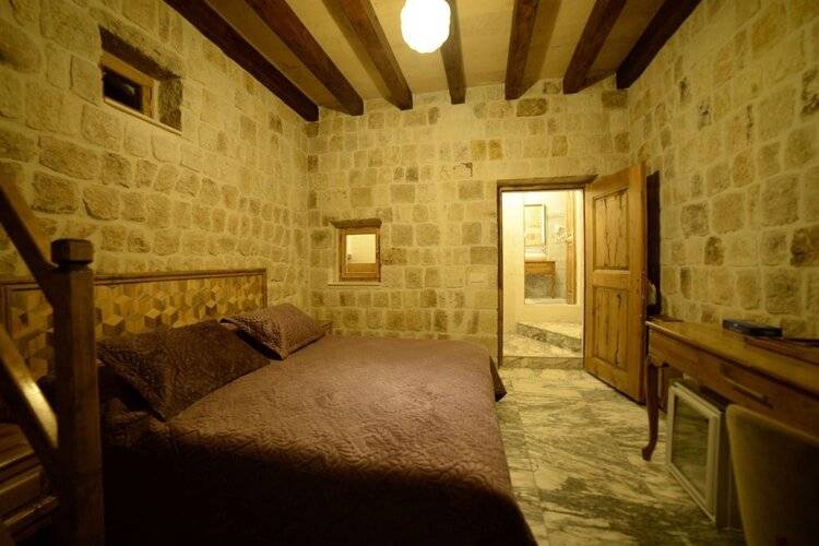 Crassus Cave Hotel