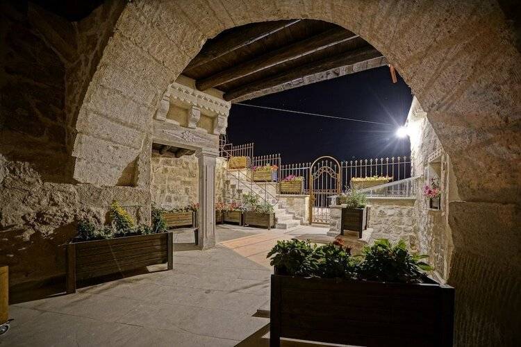 Vigneron Cave Hotel