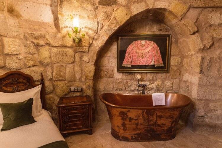 Solo Cave Suites