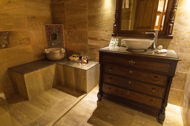 Solo Cave Suites