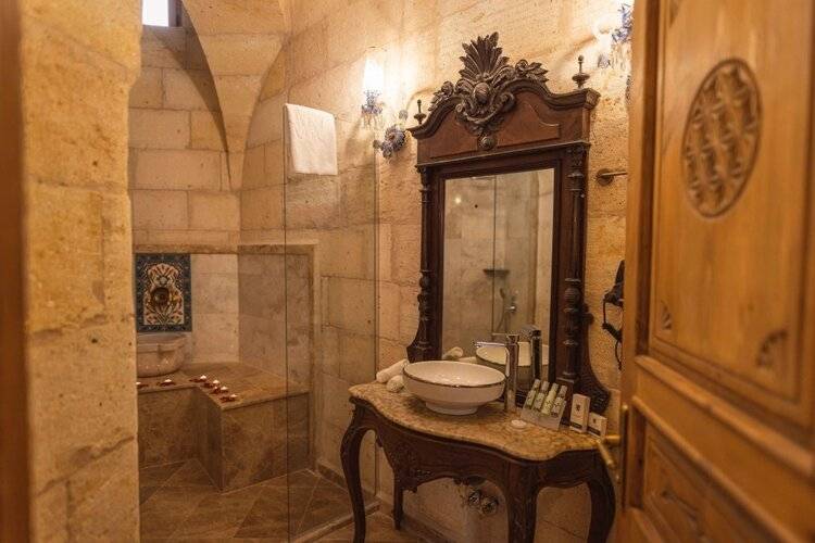 Solo Cave Suites