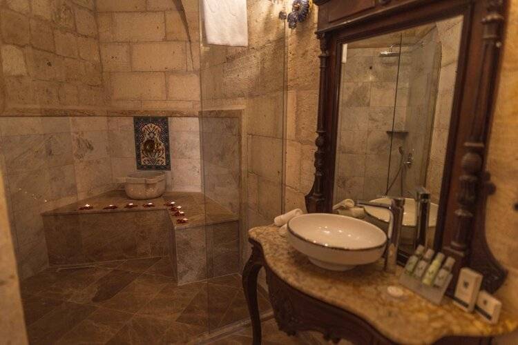 Solo Cave Suites