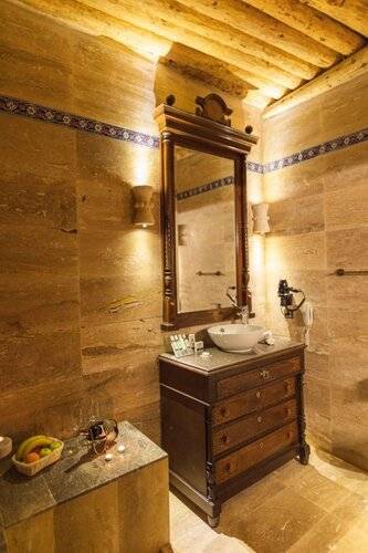 Solo Cave Suites