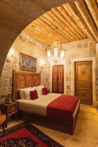 Solo Cave Suites