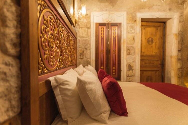 Solo Cave Suites