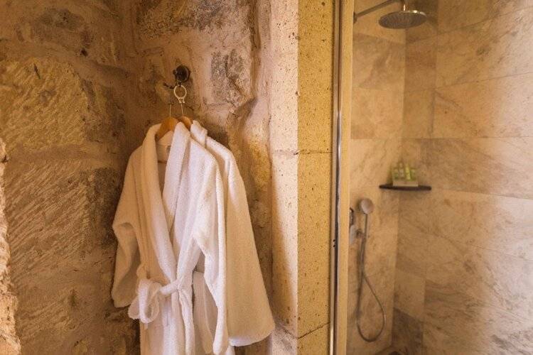 Solo Cave Suites