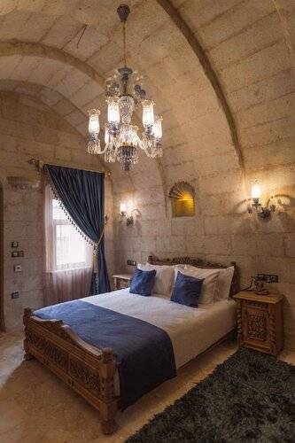Solo Cave Suites
