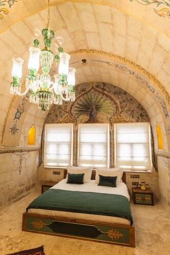 Solo Cave Suites
