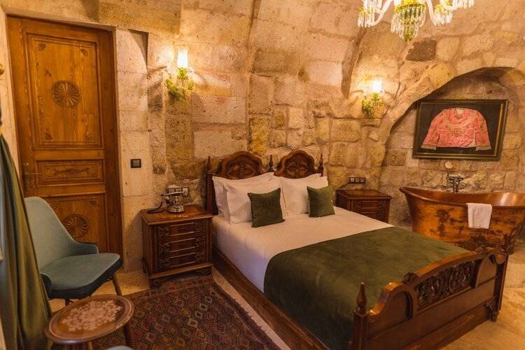 Solo Cave Suites