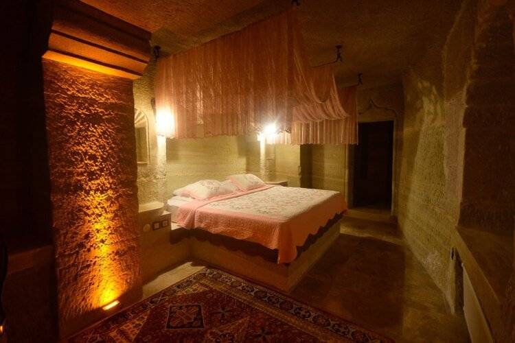 Holiday Cave Hotel