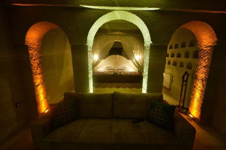 Holiday Cave Hotel