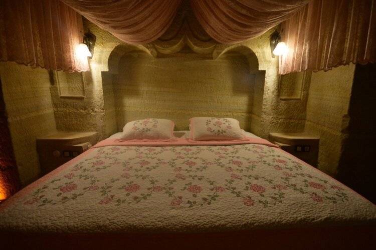 Holiday Cave Hotel