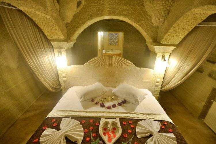 Holiday Cave Hotel