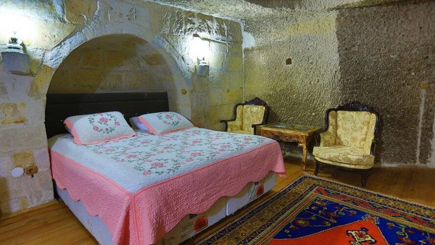Holiday Cave Hotel