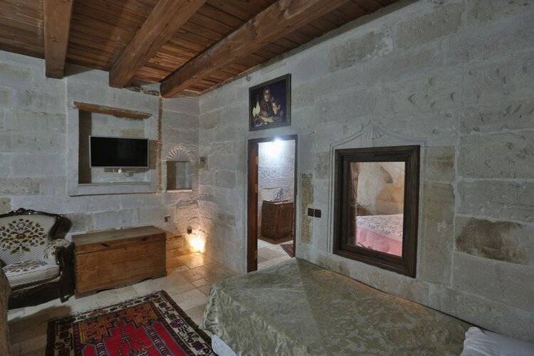 Holiday Cave Hotel