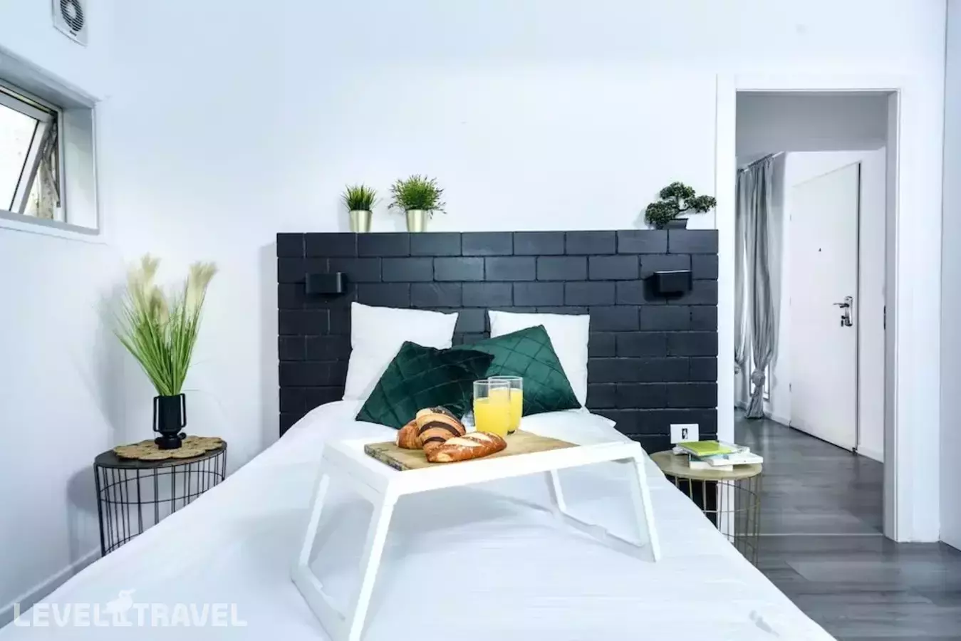 Beautiful Interior With Private Outdoor