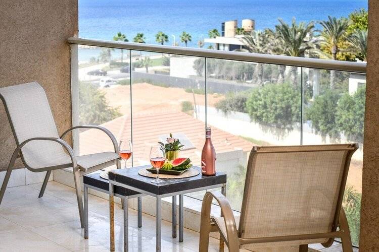 Steps To The Beach W Sea View & Balcony