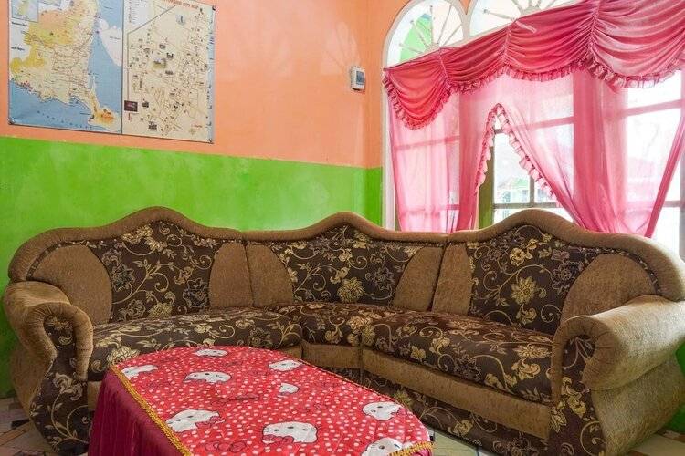 Spot On 1762 Gandrung Payungan Family Inn