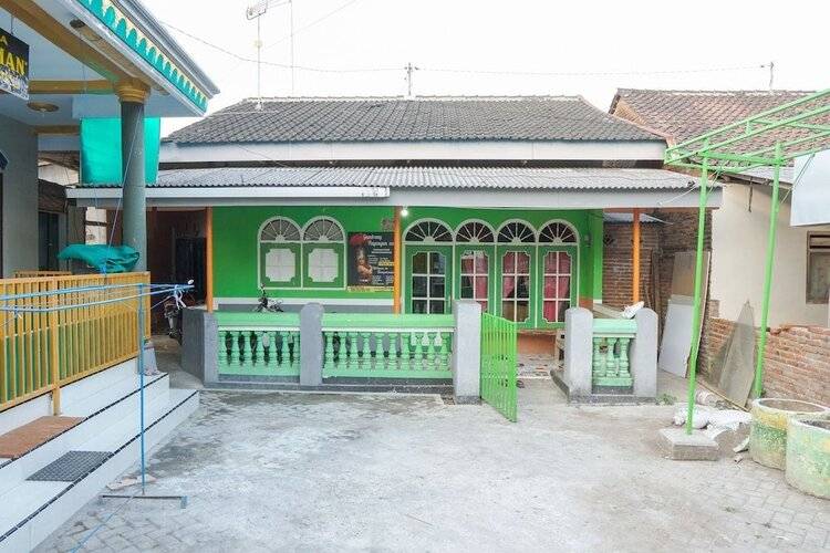 Spot On 1762 Gandrung Payungan Family Inn