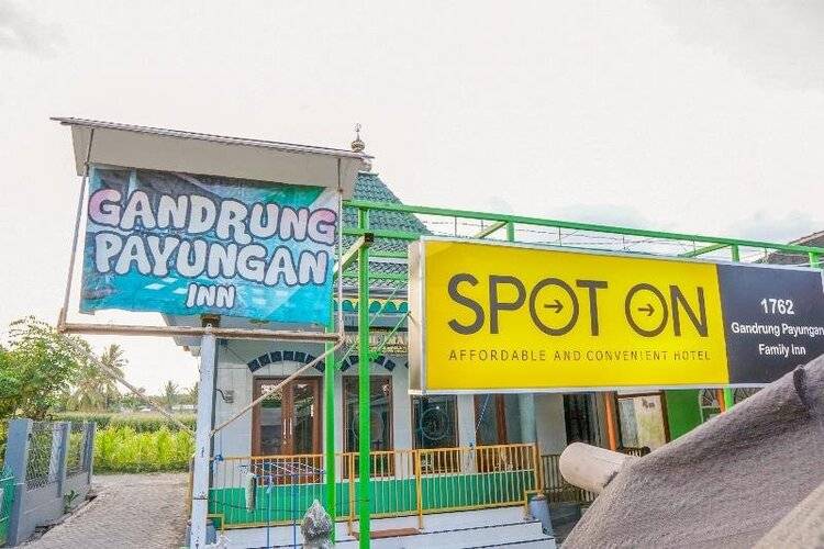 Spot On 1762 Gandrung Payungan Family Inn