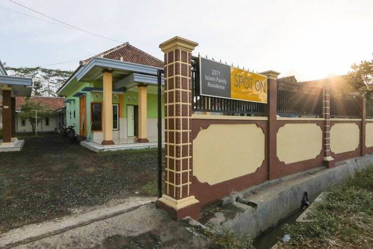 Spot On 2371 Islami Family Residence