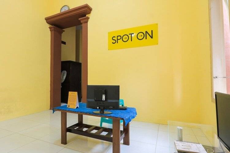 Spot On 2371 Islami Family Residence
