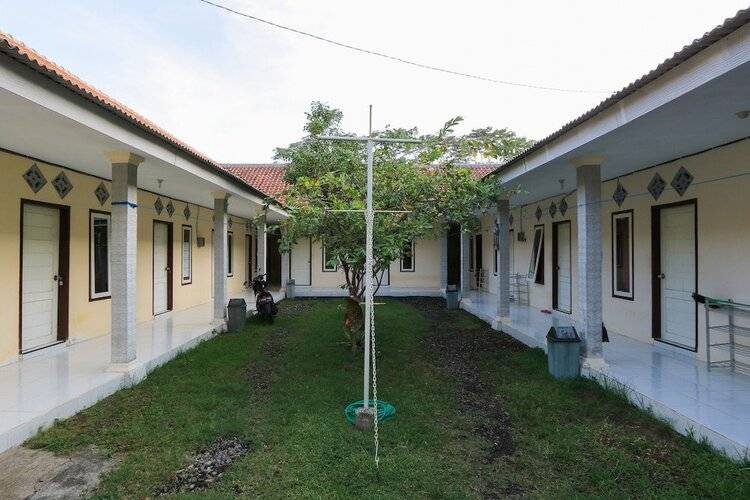 Spot On 2371 Islami Family Residence