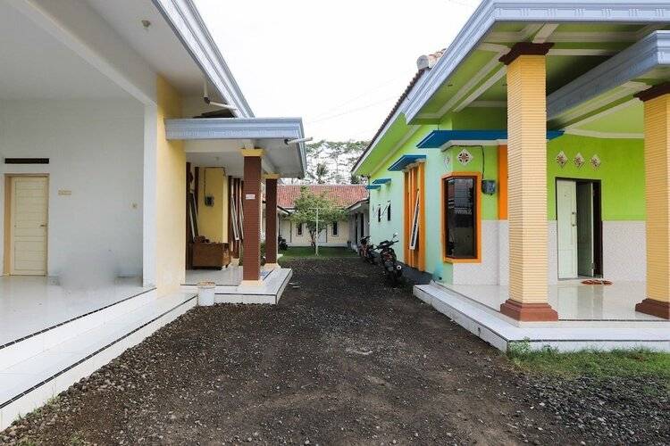 Spot On 2371 Islami Family Residence