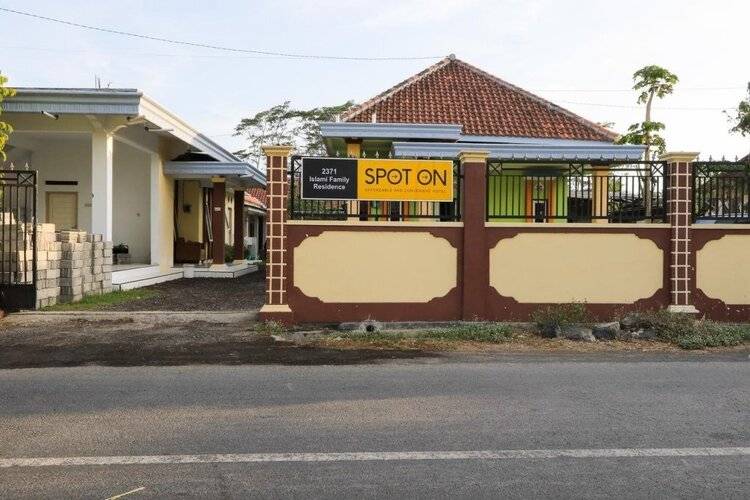 Spot On 2371 Islami Family Residence