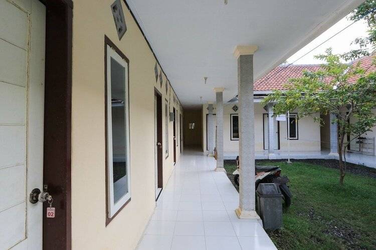 Spot On 2371 Islami Family Residence