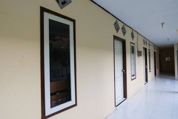 Spot On 2371 Islami Family Residence