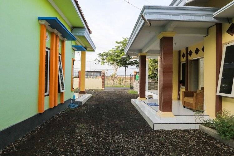 Spot On 2371 Islami Family Residence