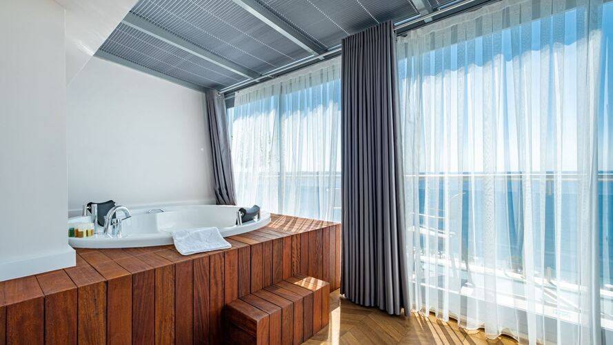 Pearly Hotel & Spa