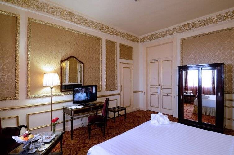 Paradise Inn Windsor Palace Hotel