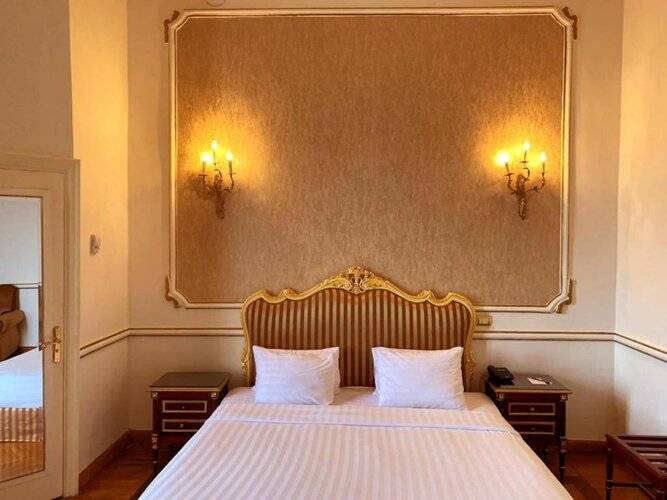 Paradise Inn Windsor Palace Hotel