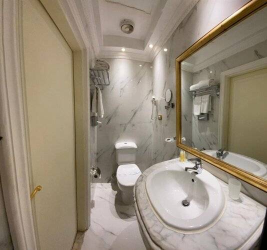 Paradise Inn Windsor Palace Hotel