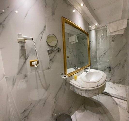 Paradise Inn Windsor Palace Hotel