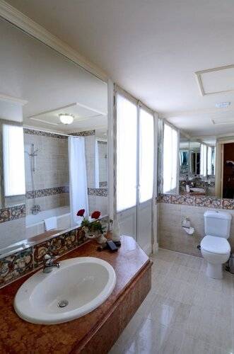 Paradise Inn Windsor Palace Hotel