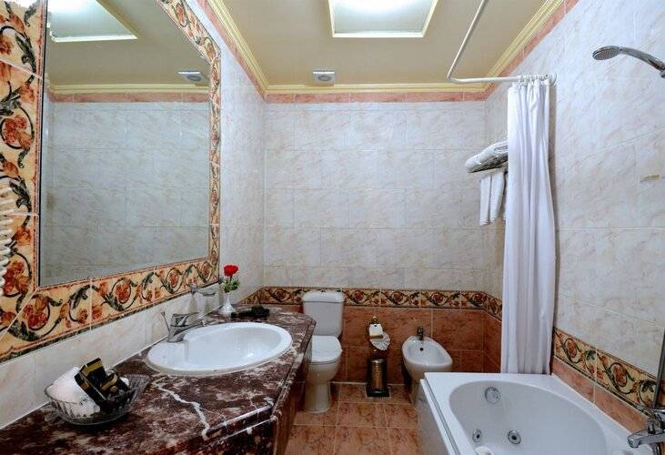 Paradise Inn Windsor Palace Hotel