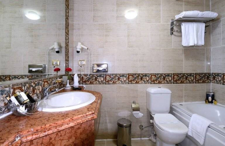 Paradise Inn Windsor Palace Hotel