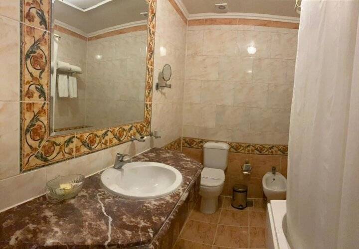 Paradise Inn Windsor Palace Hotel