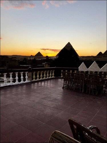 3 Pyramids View Inn