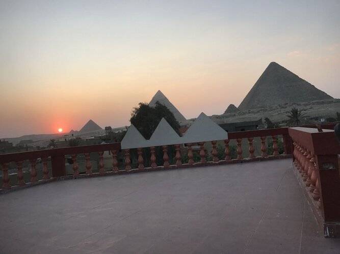 3 Pyramids View Inn