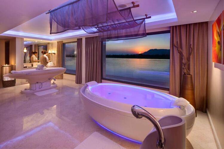 Hilton Luxor Resort & Spa