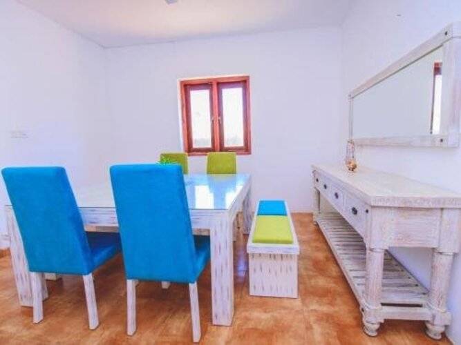 Una J Villa