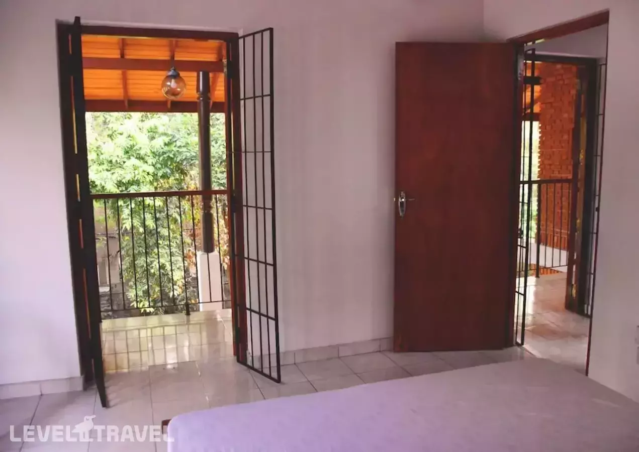 Ceylon Hostel - Colombo Int Airport