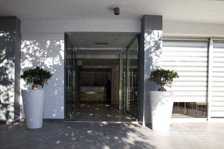 Flora Maria Hotel And Annex Apartments