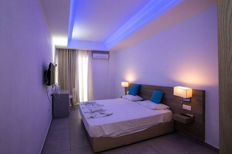 Flora Maria Hotel And Annex Apartments