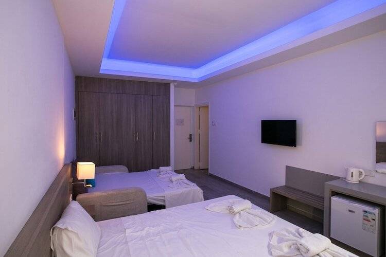 Flora Maria Hotel And Annex Apartments